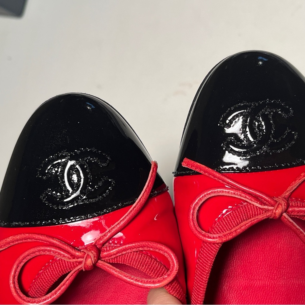 CHANEL Glossy Red and Black Flats - Picture 11 of 13